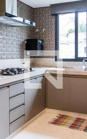 Casa de condomínio à venda com 550m², 6 quartos e 4 vagas Casa de condomínio à venda com 550m², 6 quartos e 4 vagasCozinha