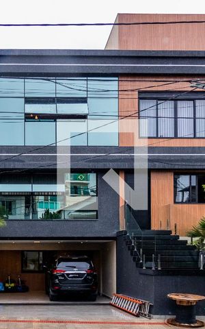 Casa de condomínio à venda com 550m², 6 quartos e 4 vagas Casa de condomínio à venda com 550m², 6 quartos e 4 vagasFachada