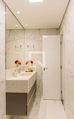 Casa de condomínio à venda com 550m², 6 quartos e 4 vagas Casa de condomínio à venda com 550m², 6 quartos e 4 vagasBanheiro da Suíte 1