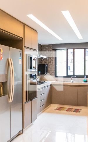 Casa de condomínio à venda com 550m², 6 quartos e 4 vagas Casa de condomínio à venda com 550m², 6 quartos e 4 vagasCozinha