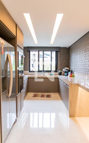 Casa de condomínio à venda com 550m², 6 quartos e 4 vagas Casa de condomínio à venda com 550m², 6 quartos e 4 vagasCozinha