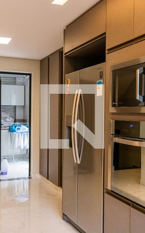Casa de condomínio à venda com 550m², 6 quartos e 4 vagas Casa de condomínio à venda com 550m², 6 quartos e 4 vagasCozinha