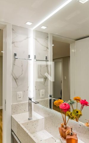 Casa de condomínio à venda com 550m², 6 quartos e 4 vagas Casa de condomínio à venda com 550m², 6 quartos e 4 vagasBanheiro da Suíte 2