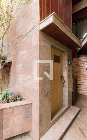 Casa à venda com 540m², 5 quartos e 3 vagas Casa à venda com 540m², 5 quartos e 3 vagasElevador