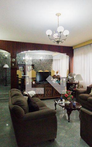 Casa à venda com 540m², 5 quartos e 3 vagas Casa à venda com 540m², 5 quartos e 3 vagasSala de Estar