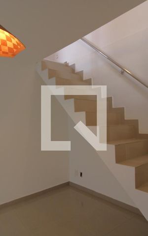 Casa para alugar com 110m², 2 quartos e 1 vagaEscada