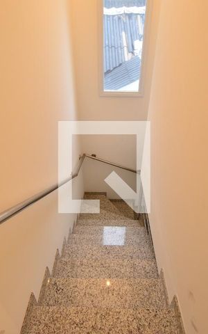 Casa à venda com 130m², 3 quartos e 2 vagasEscada