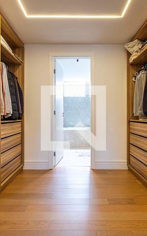 Apartamento à venda com 226m², 3 quartos e sem vaga Apartamento à venda com 226m², 3 quartos e sem vagaSuíte 1 - Closet