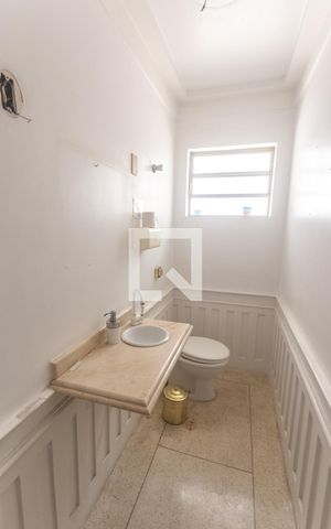 Casa à venda com 400m², 4 quartos e 2 vagas Casa à venda com 400m², 4 quartos e 2 vagasLavabo