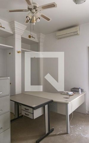 Casa à venda com 400m², 4 quartos e 2 vagas Casa à venda com 400m², 4 quartos e 2 vagasSala de TV
