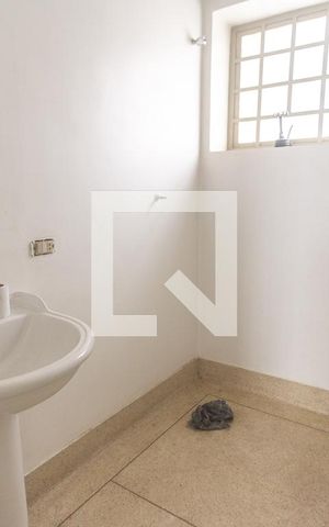 Casa à venda com 400m², 4 quartos e 2 vagas Casa à venda com 400m², 4 quartos e 2 vagasBanheiro social