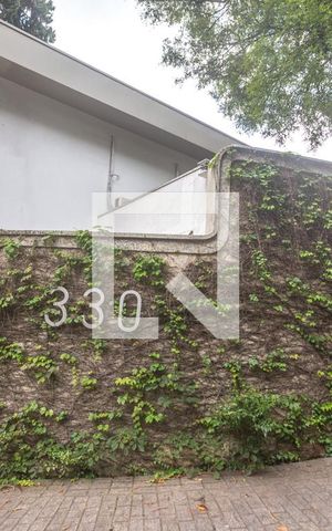 Casa à venda com 400m², 4 quartos e 2 vagas Casa à venda com 400m², 4 quartos e 2 vagasFachada