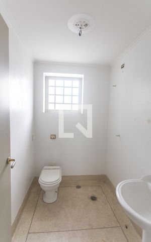 Casa à venda com 400m², 4 quartos e 2 vagas Casa à venda com 400m², 4 quartos e 2 vagasBanheiro social