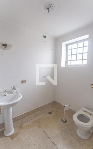 Casa à venda com 400m², 4 quartos e 2 vagas Casa à venda com 400m², 4 quartos e 2 vagasBanheiro suíte