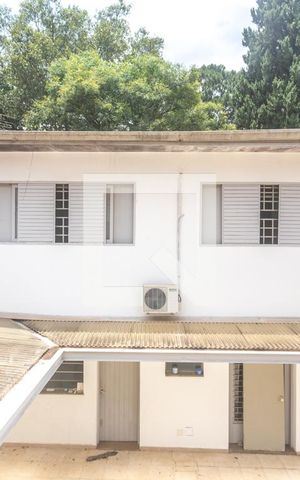 Casa à venda com 400m², 4 quartos e 2 vagas Casa à venda com 400m², 4 quartos e 2 vagasVista área de serviço