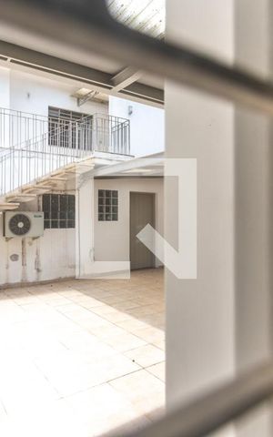 Casa à venda com 400m², 4 quartos e 2 vagas Casa à venda com 400m², 4 quartos e 2 vagasVista sala de TV