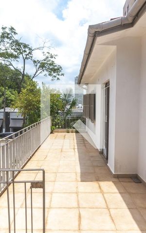 Casa à venda com 400m², 4 quartos e 2 vagas Casa à venda com 400m², 4 quartos e 2 vagasÁrea de serviço