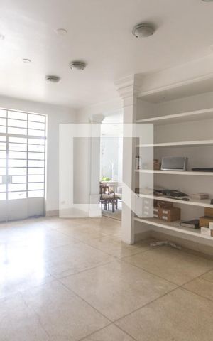 Casa à venda com 400m², 4 quartos e 2 vagas Casa à venda com 400m², 4 quartos e 2 vagasSala de estar