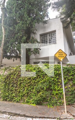 Casa à venda com 400m², 4 quartos e 2 vagas Casa à venda com 400m², 4 quartos e 2 vagasFachada