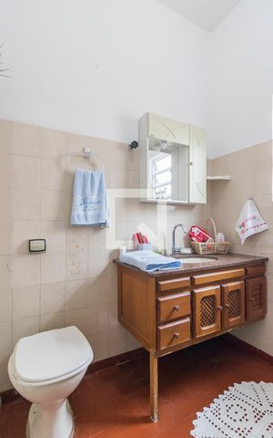 Casa à venda com 277m², 3 quartos e 2 vagas Casa à venda com 277m², 3 quartos e 2 vagasBanheiro