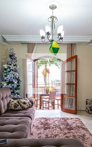 Casa à venda com 145m², 3 quartos e 2 vagas Casa à venda com 145m², 3 quartos e 2 vagasSala