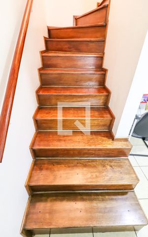 Casa à venda com 120m², 3 quartos e 1 vaga Casa à venda com 120m², 3 quartos e 1 vagaEscada