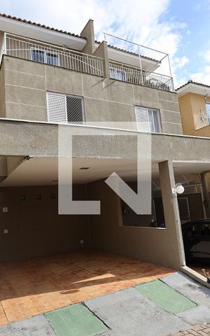 Casa para alugar com 150m², 4 quartos e 2 vagasFachada - casa germinada