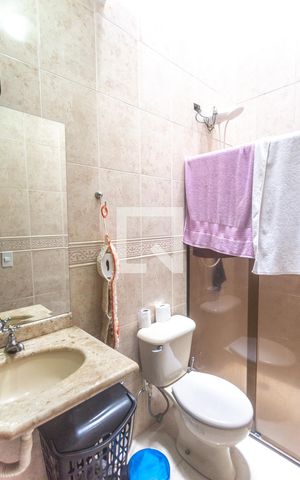 Casa à venda com 260m², 3 quartos e 2 vagas Casa à venda com 260m², 3 quartos e 2 vagasBanheiro social