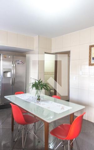 Casa à venda com 260m², 3 quartos e 2 vagas Casa à venda com 260m², 3 quartos e 2 vagasCozinha