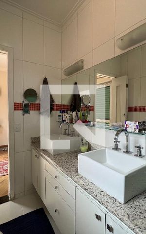 Casa à venda com 324m², 4 quartos e 5 vagasBanheiro do Quarto 1