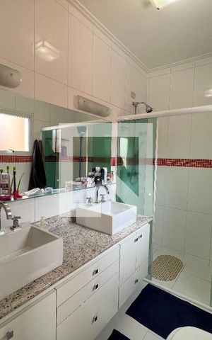 Casa à venda com 324m², 4 quartos e 5 vagasBanheiro do Quarto 1