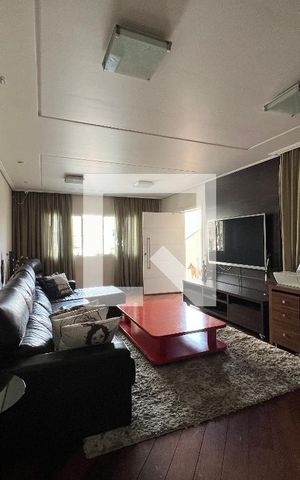 Casa à venda com 324m², 4 quartos e 5 vagasSala