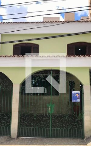 Casa à venda com 223m², 3 quartos e 2 vagas Casa à venda com 223m², 3 quartos e 2 vagasFachada