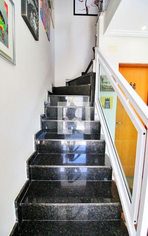 Casa à venda com 59m², 2 quartos e 2 vagasEscada