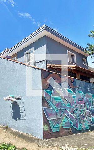 Casa à venda com 59m², 2 quartos e 2 vagas Casa à venda com 59m², 2 quartos e 2 vagasFachada