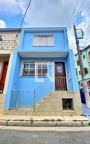 Casa à venda com 80m², 2 quartos e 1 vaga Casa à venda com 80m², 2 quartos e 1 vagaFachada