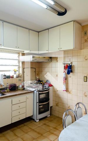 Casa à venda com 237m², 4 quartos e 2 vagas Casa à venda com 237m², 4 quartos e 2 vagasCozinha