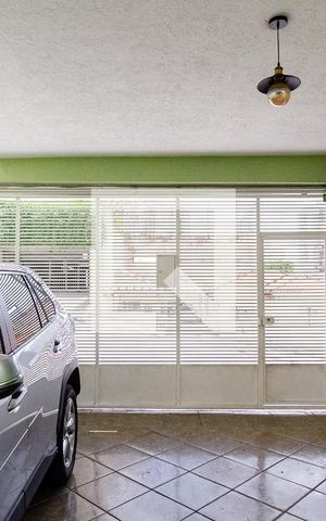 Casa à venda com 237m², 4 quartos e 2 vagas Casa à venda com 237m², 4 quartos e 2 vagasGaragem