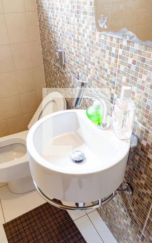 Casa à venda com 237m², 4 quartos e 2 vagas Casa à venda com 237m², 4 quartos e 2 vagasLavabo