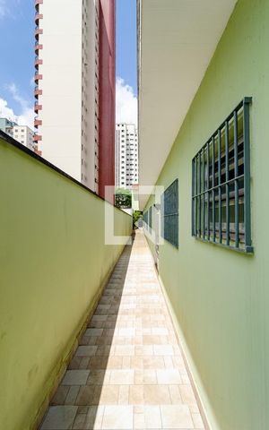 Casa à venda com 237m², 4 quartos e 2 vagas Casa à venda com 237m², 4 quartos e 2 vagasCorredor