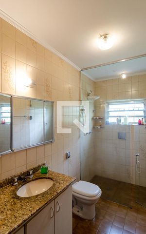 Casa à venda com 237m², 4 quartos e 2 vagas Casa à venda com 237m², 4 quartos e 2 vagasBanheiro da Suíte