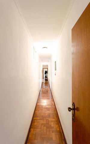 Casa à venda com 237m², 4 quartos e 2 vagas Casa à venda com 237m², 4 quartos e 2 vagasCorredor