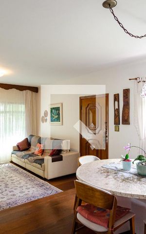 Casa à venda com 237m², 4 quartos e 2 vagas Casa à venda com 237m², 4 quartos e 2 vagasSala
