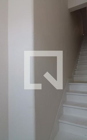 Casa para alugar com 70m², 2 quartos e sem vagaEscada de acesso