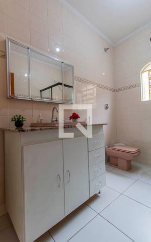 Casa à venda com 160m², 3 quartos e 3 vagas Casa à venda com 160m², 3 quartos e 3 vagasBanheiro 1