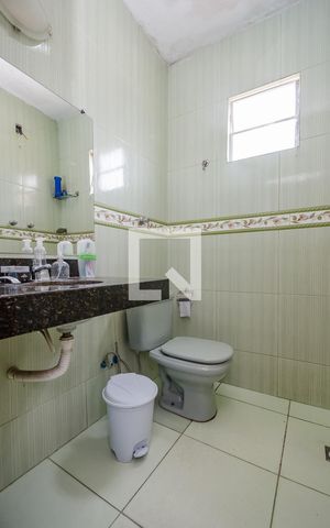Casa à venda com 200m², 2 quartos e 2 vagas Casa à venda com 200m², 2 quartos e 2 vagasBanheiro Social