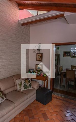 Casa à venda com 300m², 4 quartos e 4 vagas Casa à venda com 300m², 4 quartos e 4 vagasSala de TV 1
