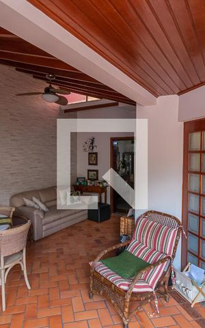 Casa à venda com 300m², 4 quartos e 4 vagas Casa à venda com 300m², 4 quartos e 4 vagasSala de TV 1