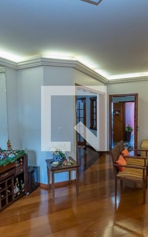 Casa à venda com 300m², 4 quartos e 4 vagas Casa à venda com 300m², 4 quartos e 4 vagasSala de Estar