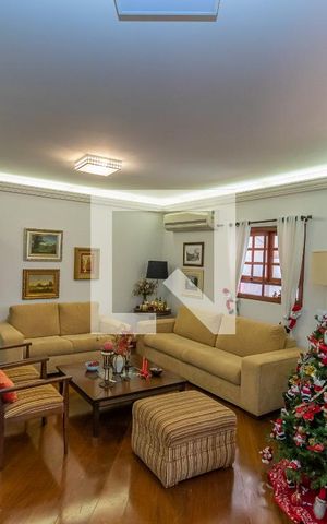Casa à venda com 300m², 4 quartos e 4 vagas Casa à venda com 300m², 4 quartos e 4 vagasSala de Estar
